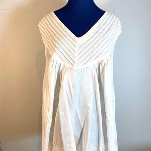 Arc & Company White sleeveless cotton Blouse, super comfortable and slederizing